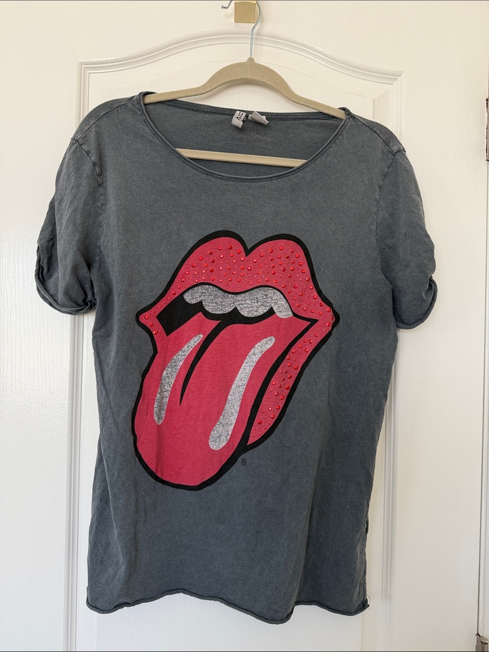 H&M Gray Short-Sleeve Tee with Pink Tongue Graphic